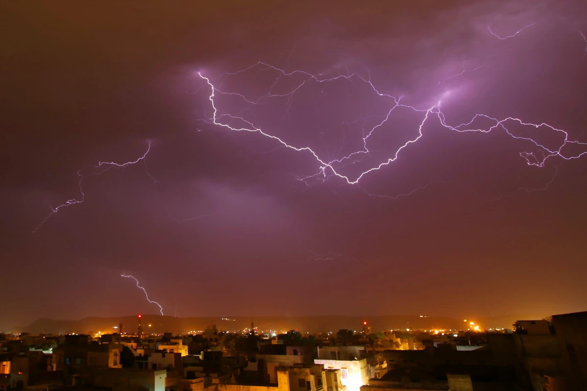 Hindistanda ildırım vurmasından 33 nəfər ölüb