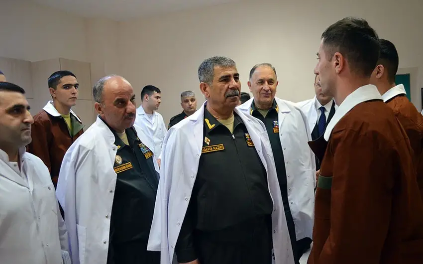 Müdafiə naziri hərbi hospitalı ziyarət edib