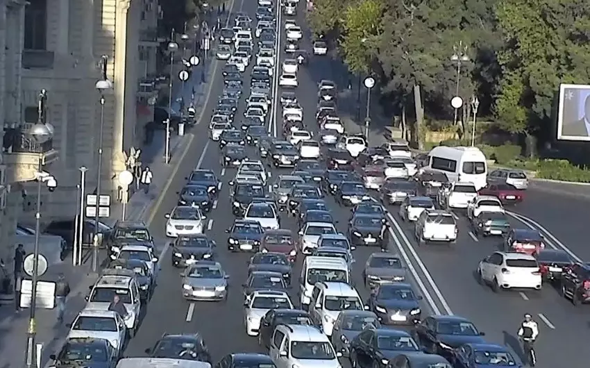 Bakının 21 yolunda tıxac yaranıb