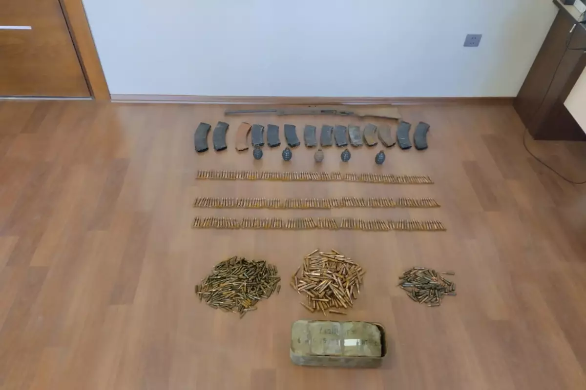 Naftalanda xeyli silah-sursat könüllü polisə verilib