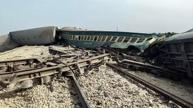 Pakistanda qatar relsdən çıxıb, 30 nəfər ölüb