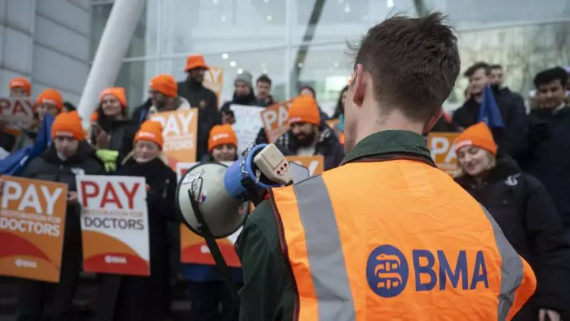 İngiltərədə ümumi praktikantlar yenidən tətilə başlayıblar