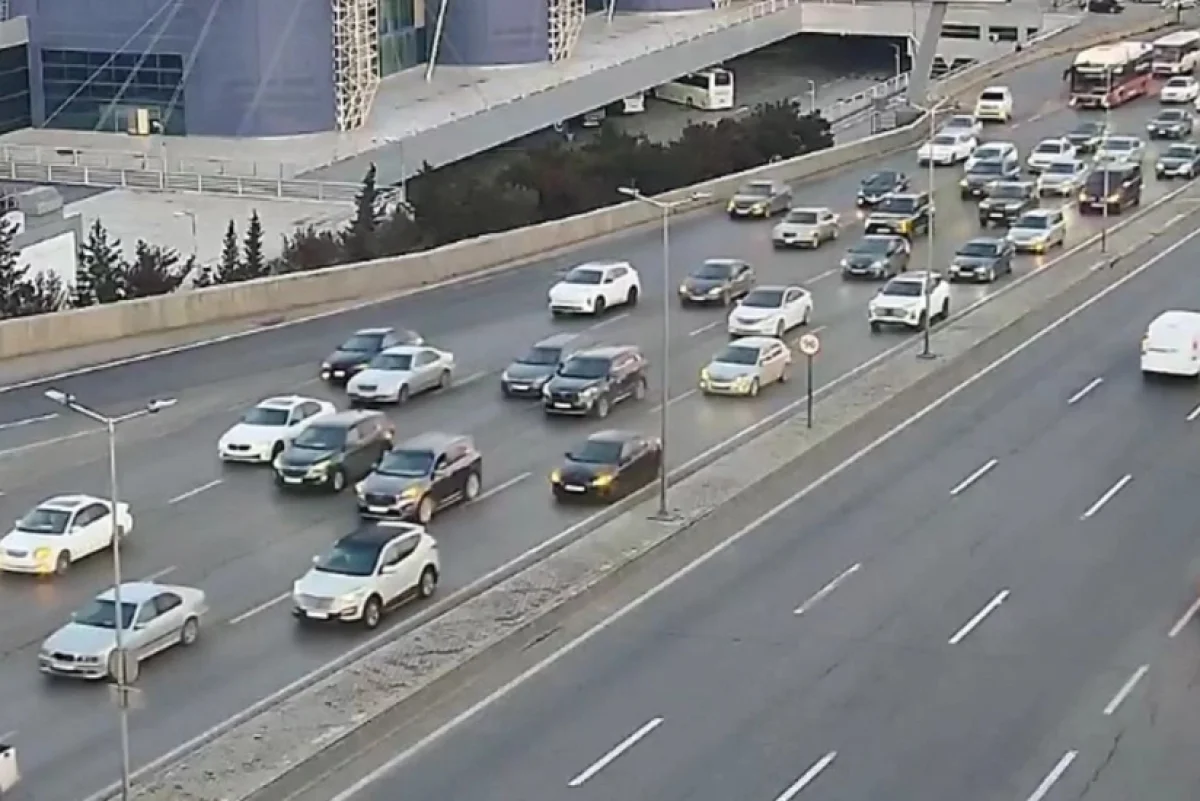 Bakının bir sıra əsas yollarında nəqliyyat sıxlığı yaranıb