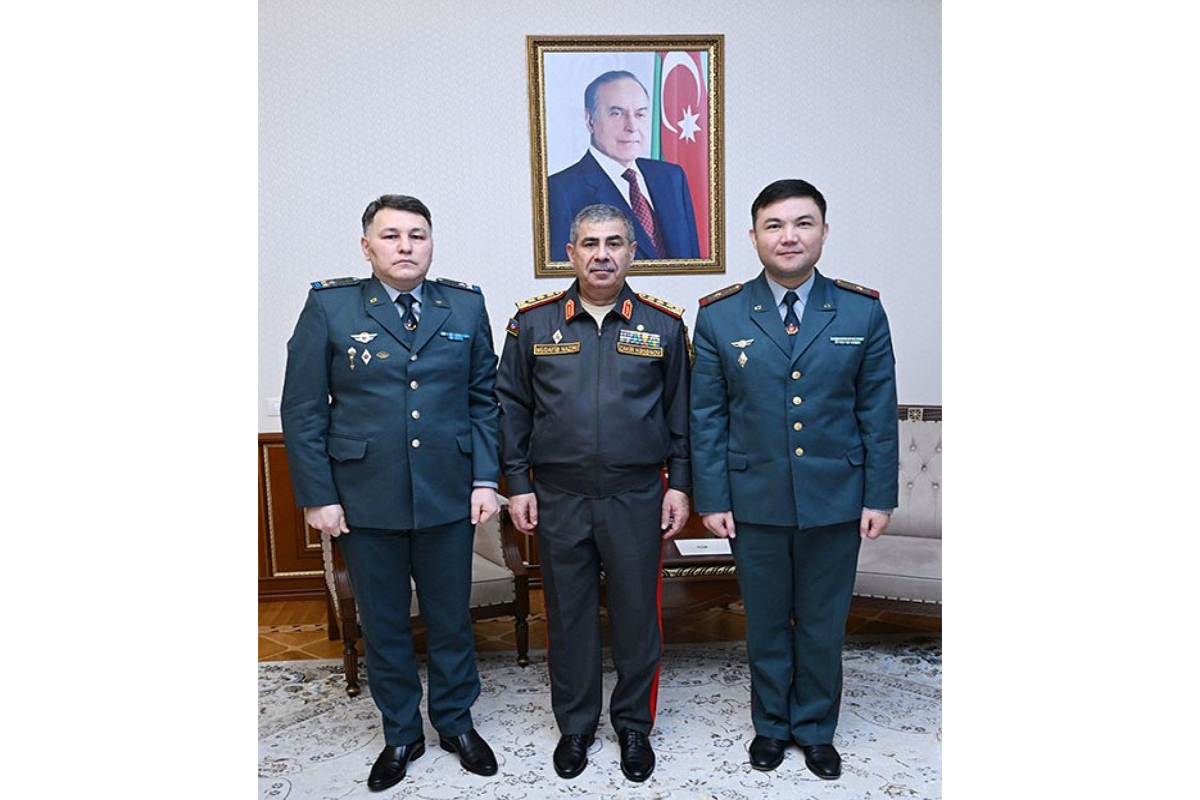 Zakir Həsənov Qazaxıstanın yeni hərbi attaşesini qəbul edib