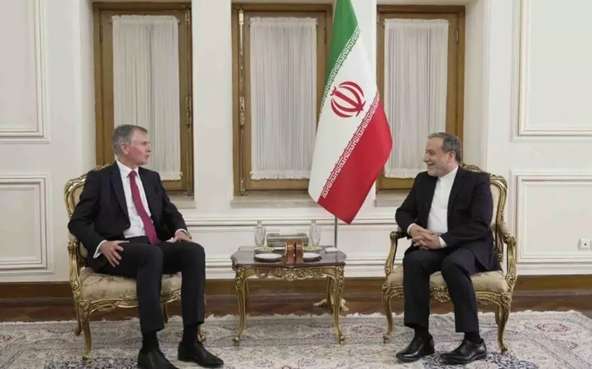 Böyük Britaniyanın yeni səfiri etimadnaməsinin surətini İran XİN rəhbərinə təqdim edib