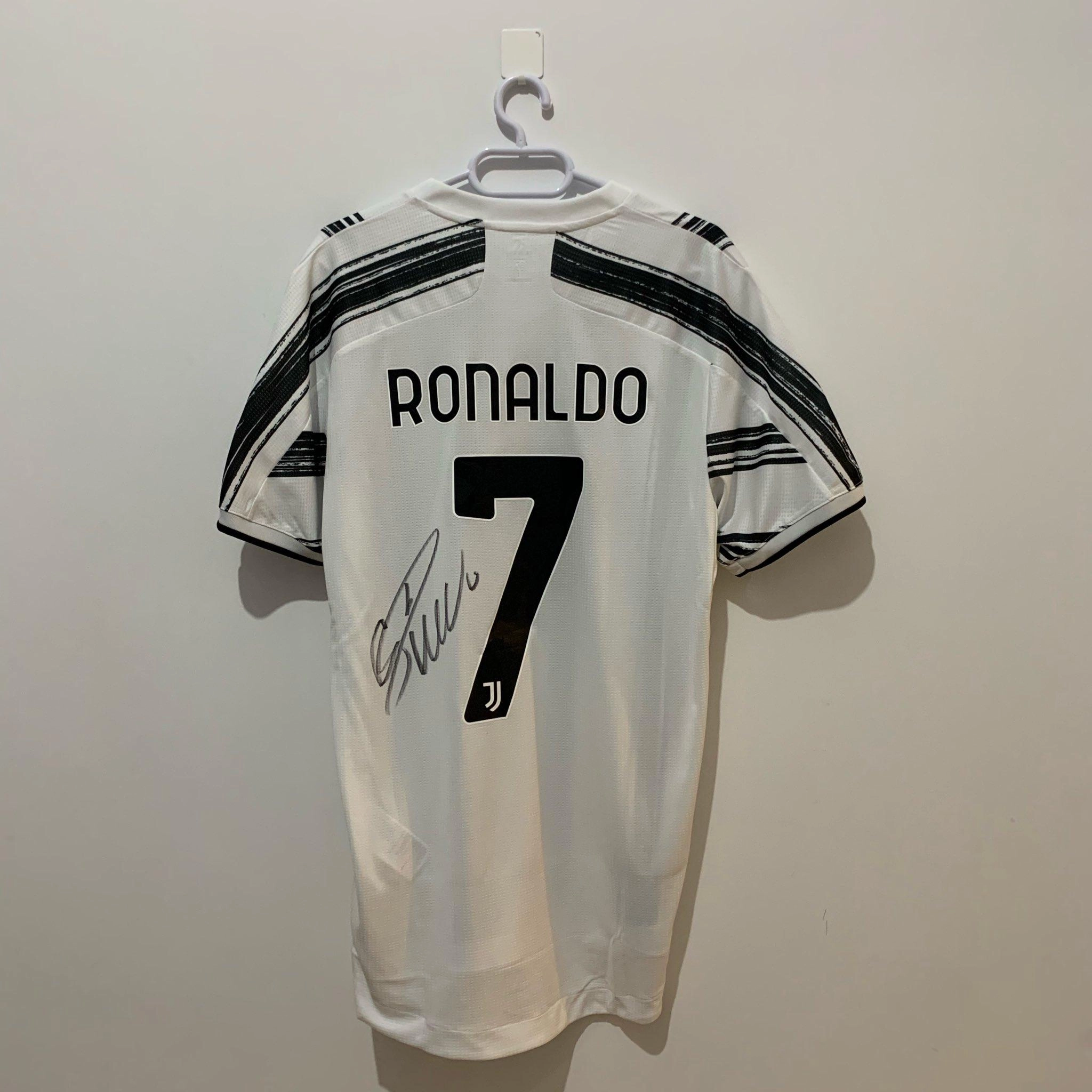 Merih Demiral zəlzələ qurbanlarına görə Ronaldonun formasını hərraca çıxarıb