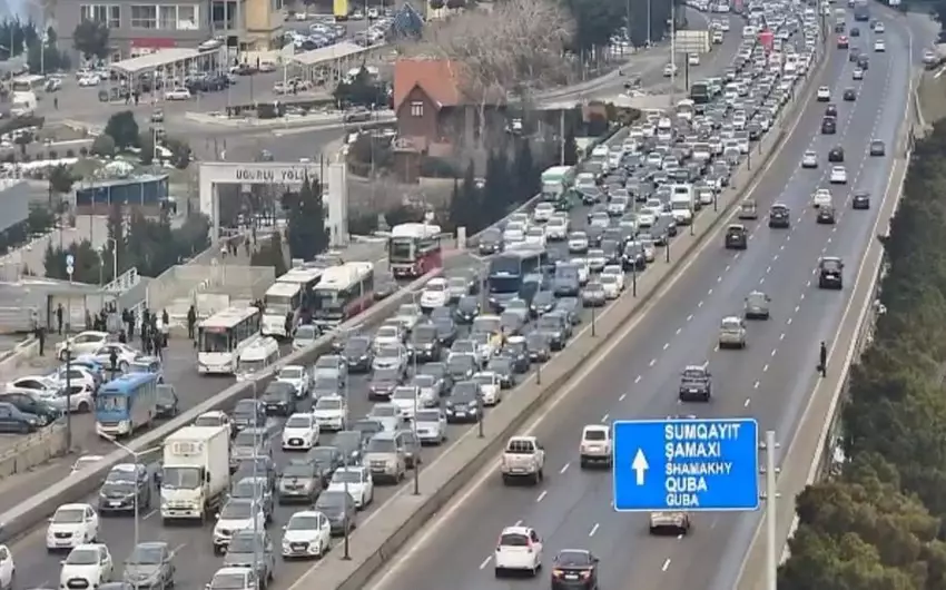 Bakının bir sıra yollarında nəqliyyatın sıxlığı yaranıb