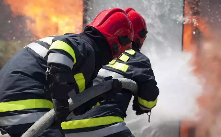 Bakıda yaşayış binasında yanğın başlayıb