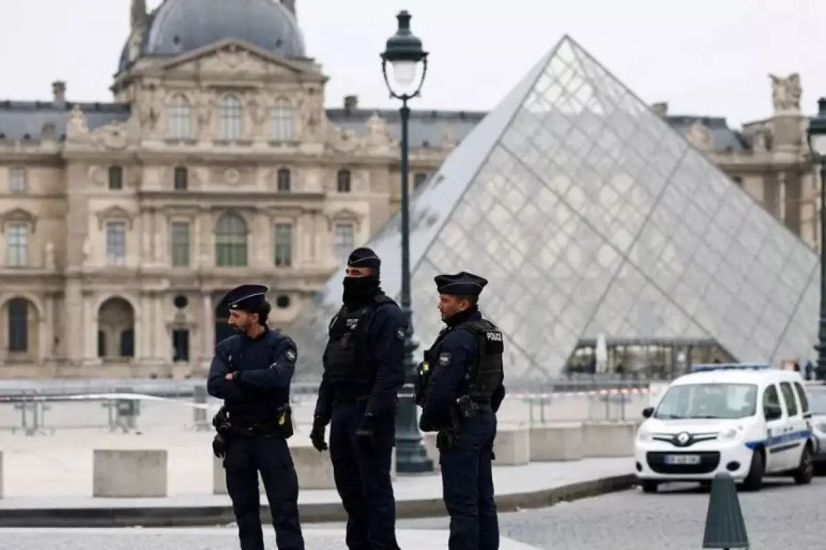 Le Figaro: Fransada Luvrun soyulması işi üzrə iki şübhəli saxlanılıb