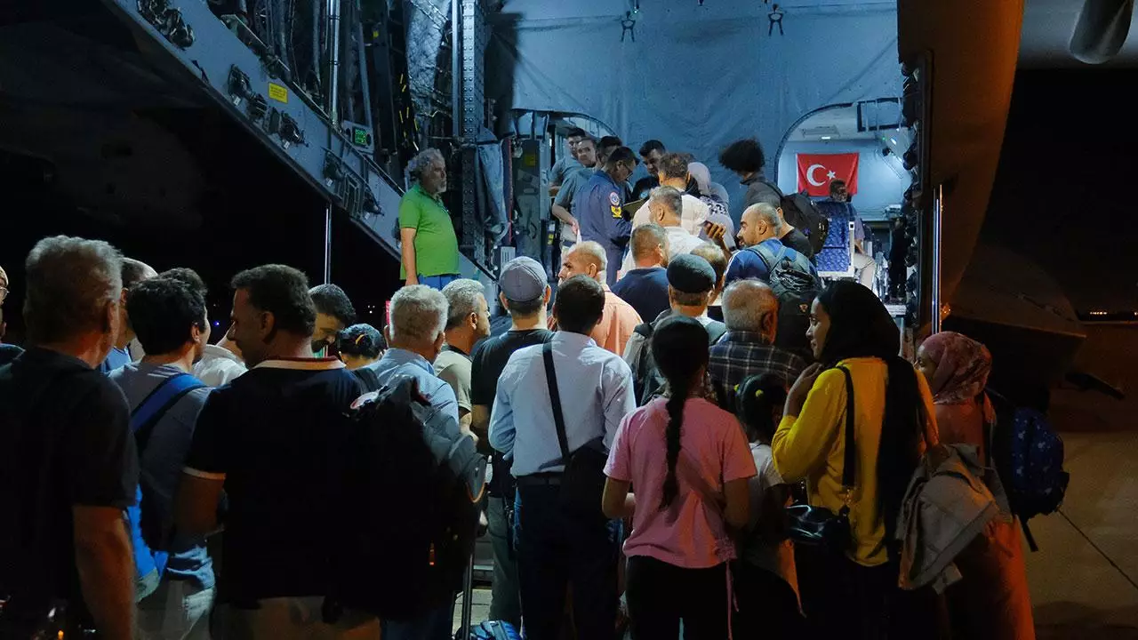 Türkiyə vətəndaşları Sudandan təxliyyə edilib