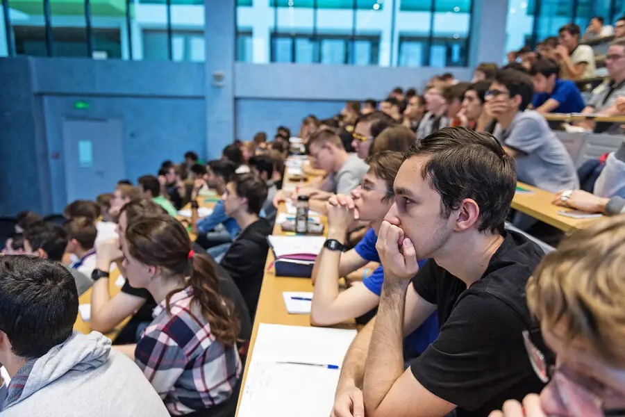 Kazanda universitetdə dərs zamanı tavan uçdu
