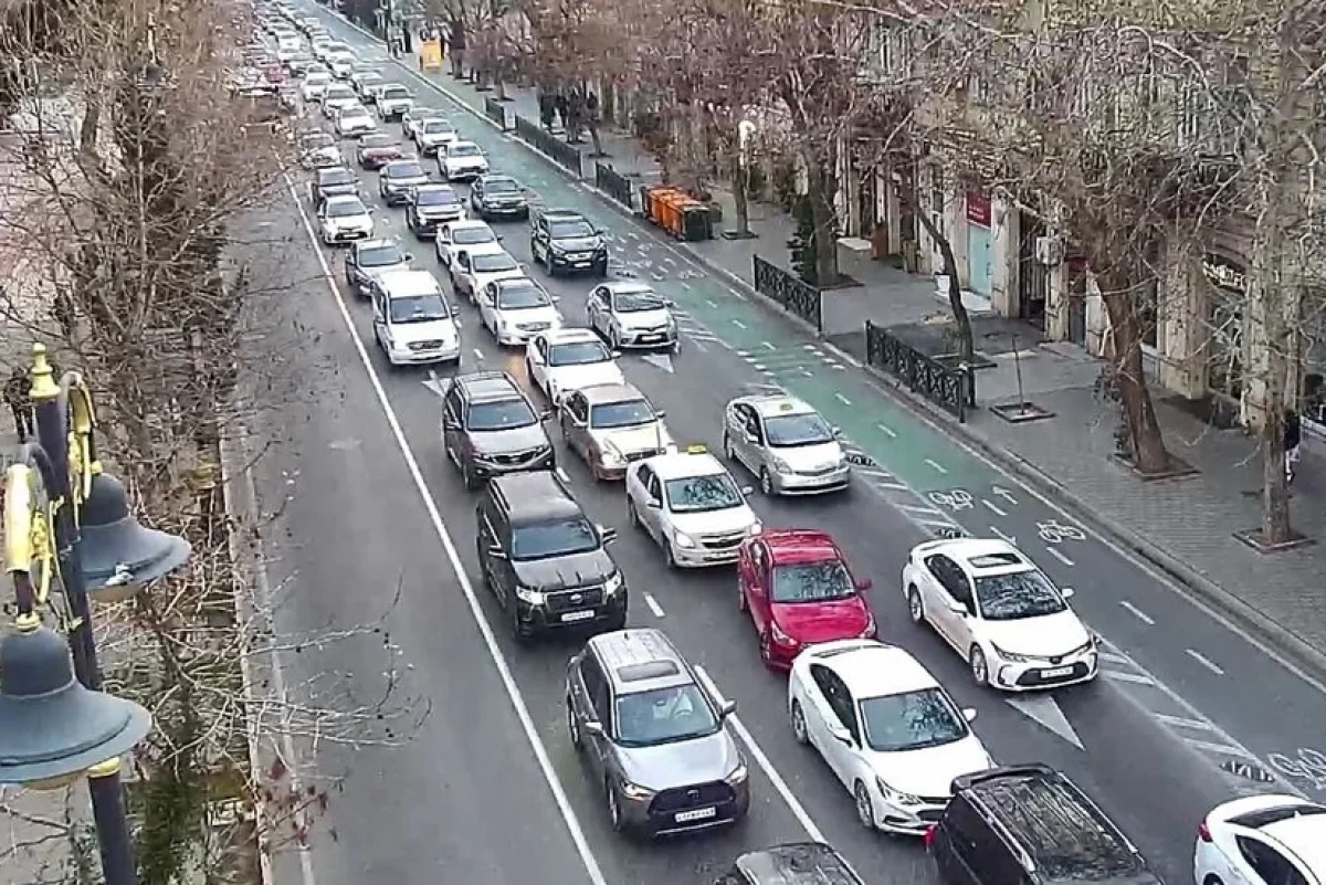 Bakının əsas prospekt və küçələrində nəqliyyat sıxlığı qeydə alınıb