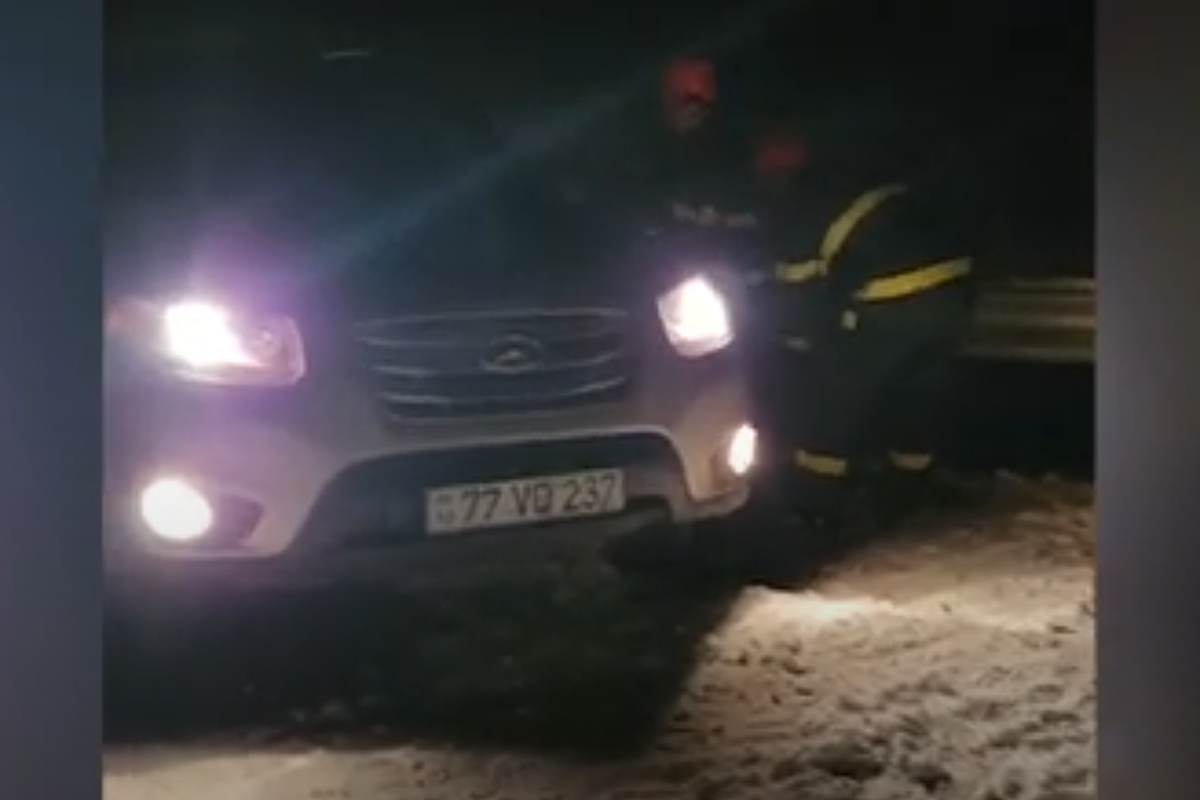 FHN: Şuşada yolların buz bağlaması ilə bağlı köməklik göstərilib