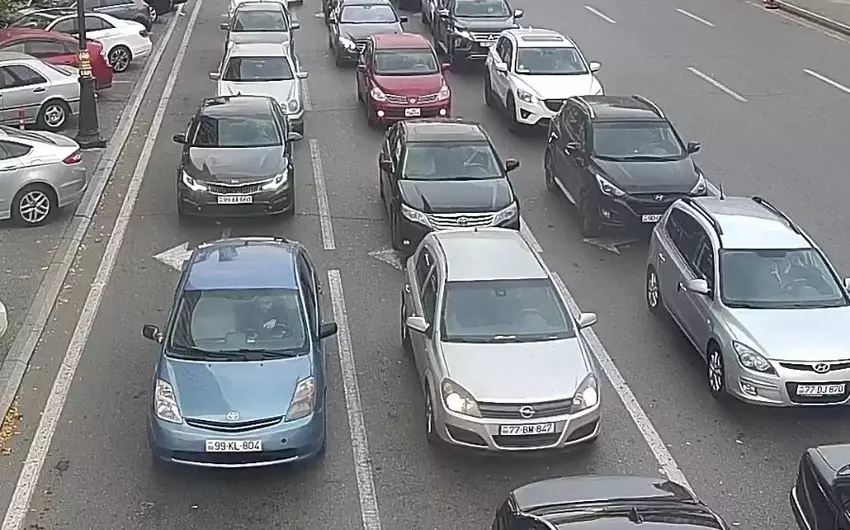 Bakının on altı yolunda tıxac yaranıb - SİYAHI