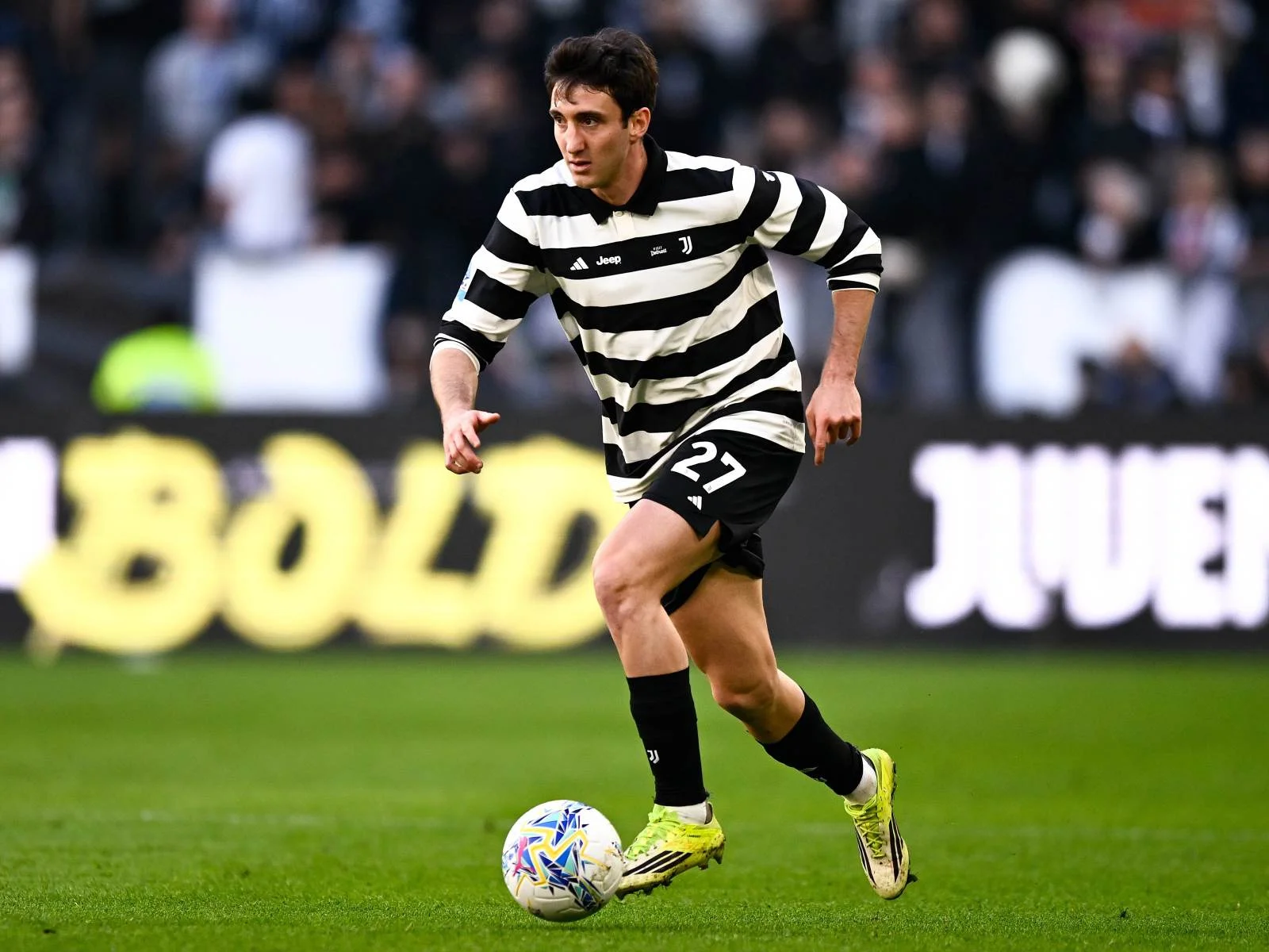 Chelsea and Barcelona compete for Juventus defender Cambiaso