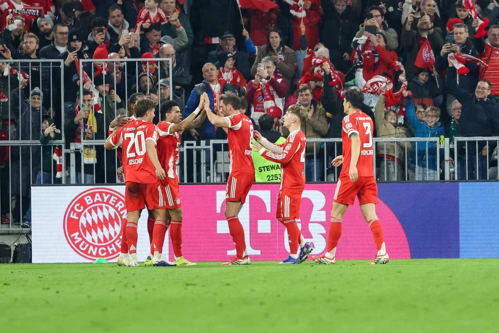 "Çelsi" və "Yuventus" "Bavariya"nın 16 yaşlı qapıçısı ilə maraqlanır