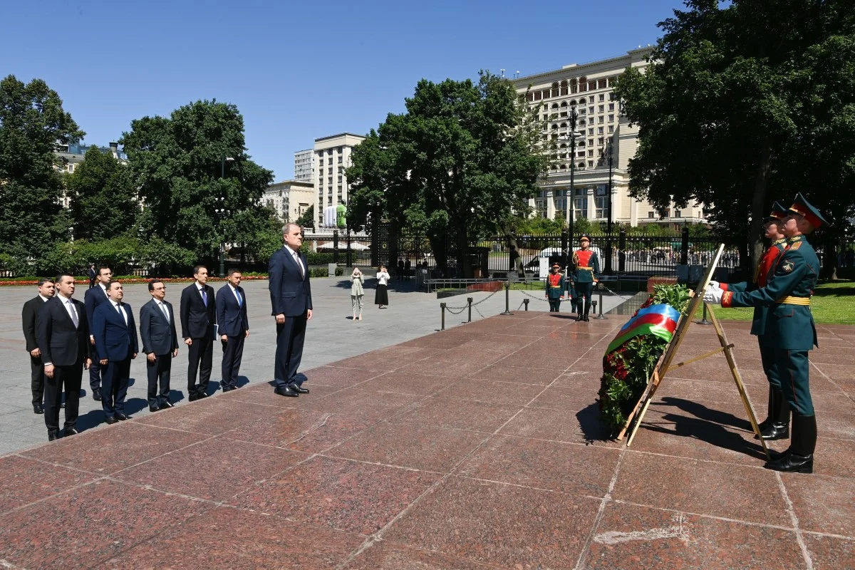 Foreign Minister Jeyhun Bayramov visits Tomb of the Unknown Soldier in Moscow