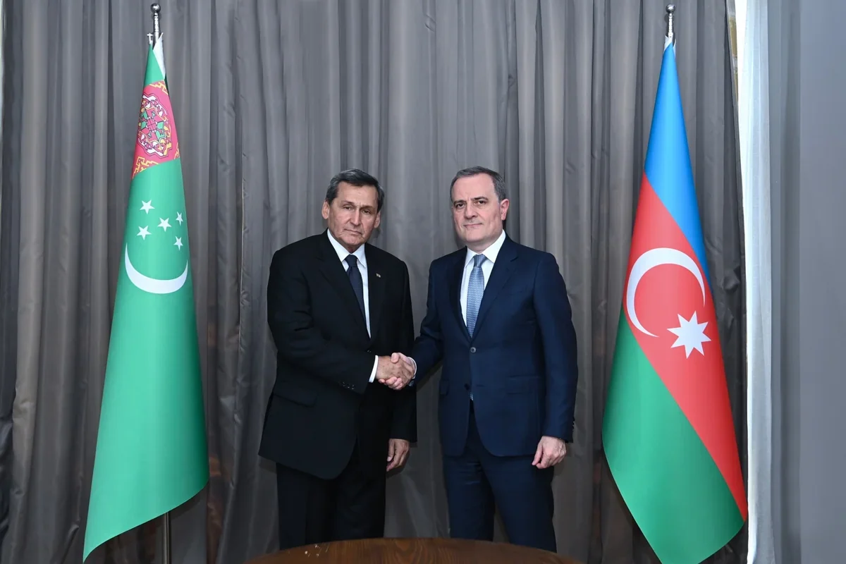 Ceyhun Bayramov Rəşid Meredovla görüşüb
