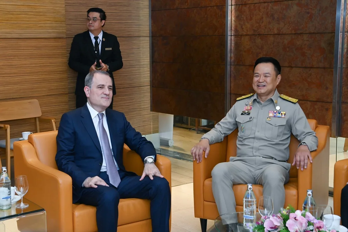 Jeyhun Bayramov meets with Thai Prime Minister in Bangkok