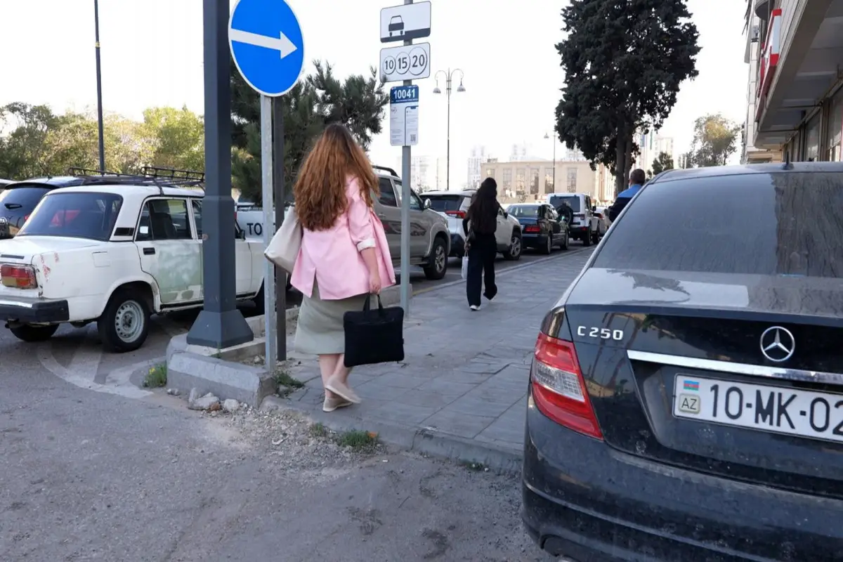 Polis səkilərdə avtomobillərin parklanması ilə bağlı çağırış edib - VİDEO