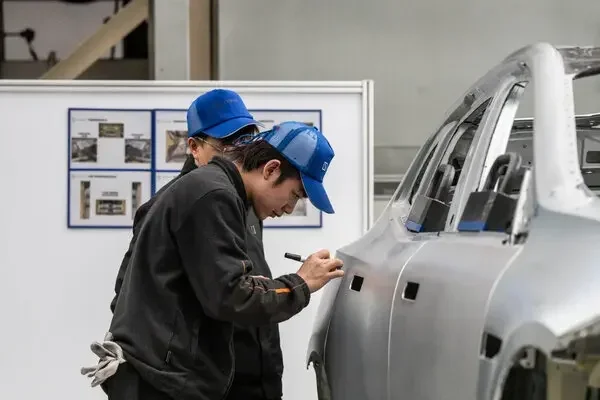 Çində 4 milyondan çox avtomobil gizli qapı tutacaqlarına görə geri çağırılır