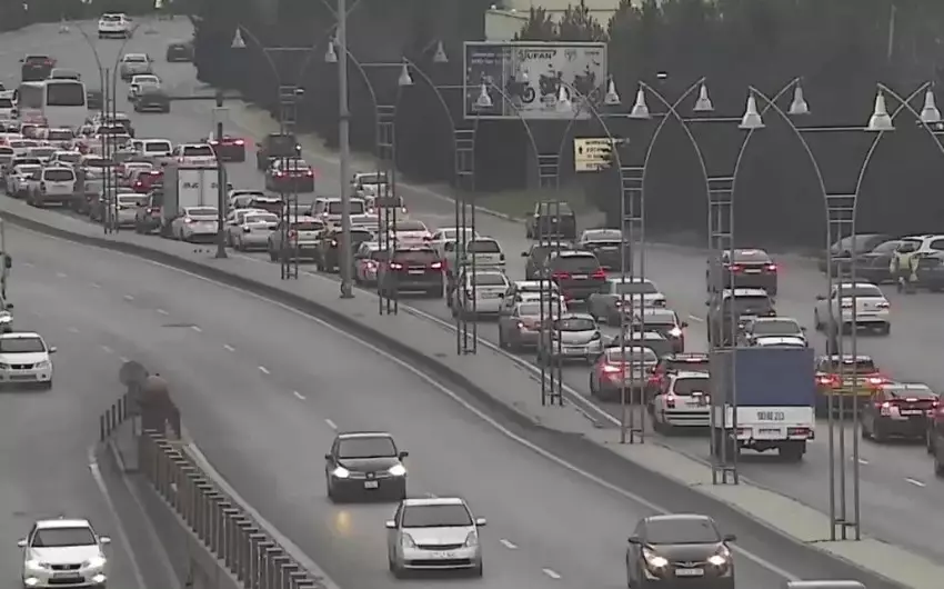 Bakının bir sıra yollarında tıxac yaranıb