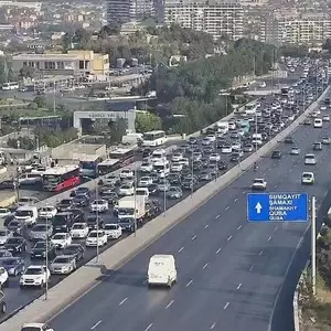 Bakının bir sıra yollarında nəqliyyatın sıxlığı müşahidə edilir