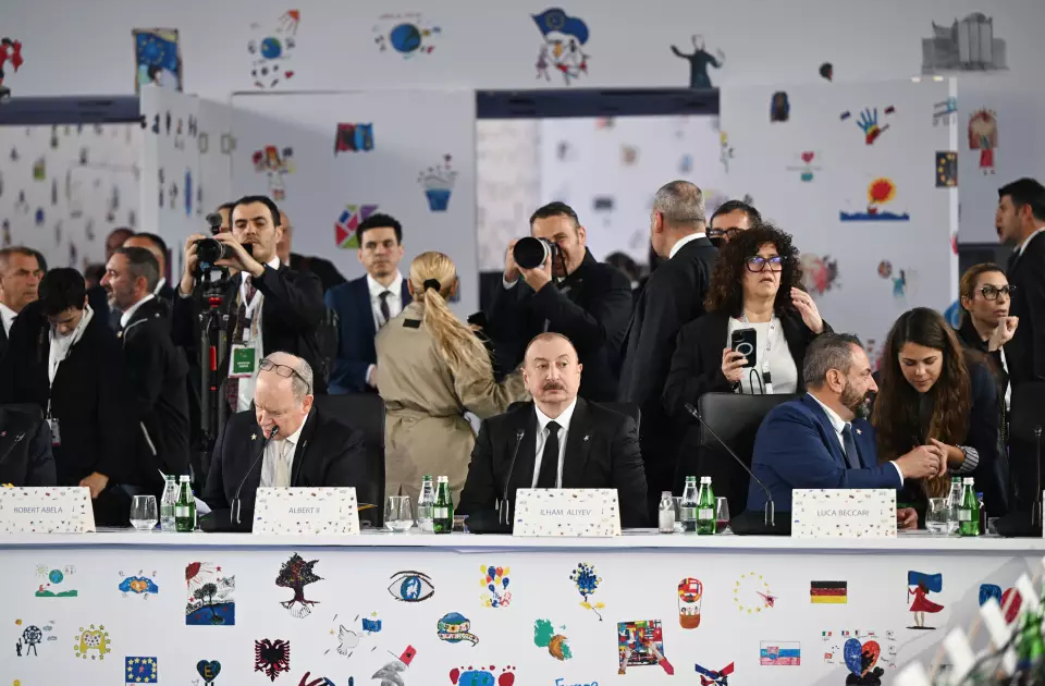 Prezident Zirvə toplantısının açılış sessiyasında iştirak edir