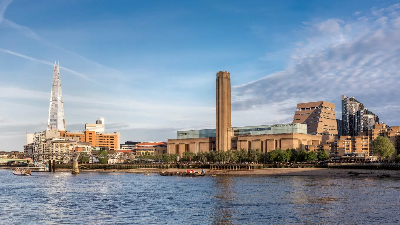 Britaniyanın gənc rəssamının avtoportreti Tate Modern sərgisində nümayiş olunur