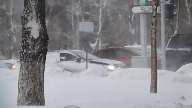 Qazaxıstanda qar fırtınası çətinliyə səbəb olub