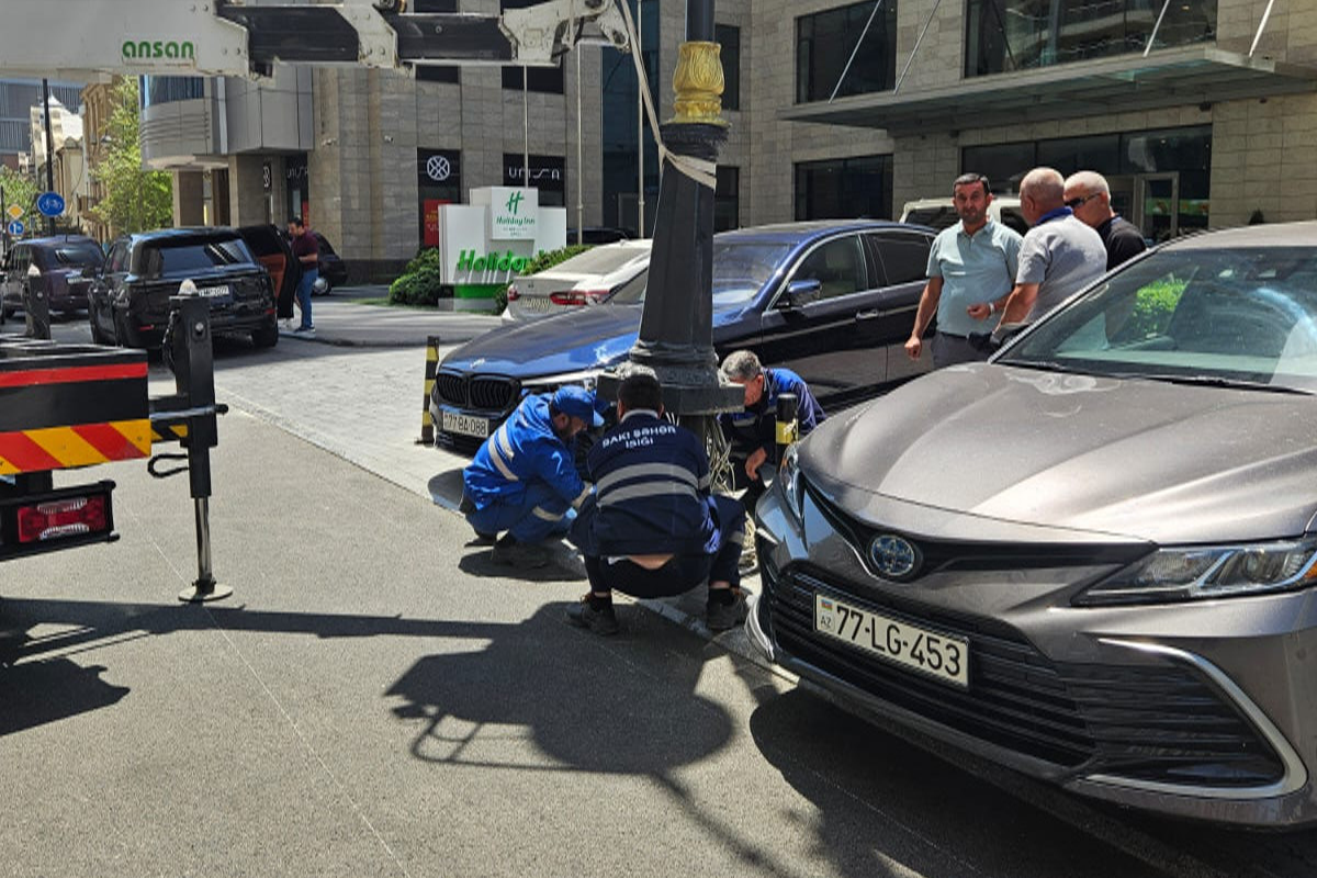 Bakıda laxlayaraq təhlükəli durum yaradan işıq dirəyi möhkəmləndirilib