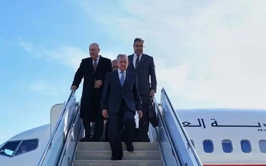 İraq Prezidenti təyyarədən enərkən yıxıldı - Qolu sındı