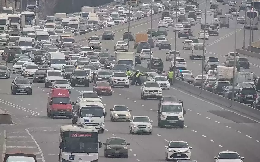 Bakıda avtovağzal yaxınlığında qəza olub, sıxlıq yaranıb