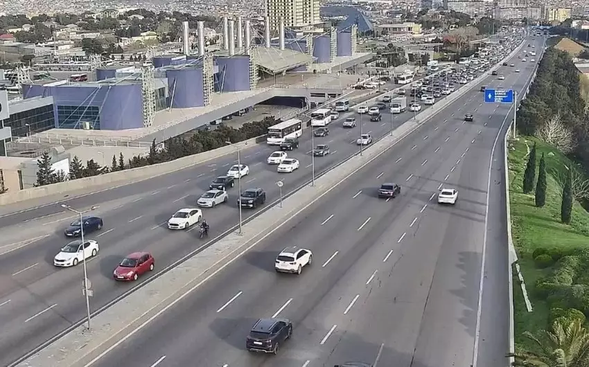 Bakının bir sıra yollarında tıxac yaranıb