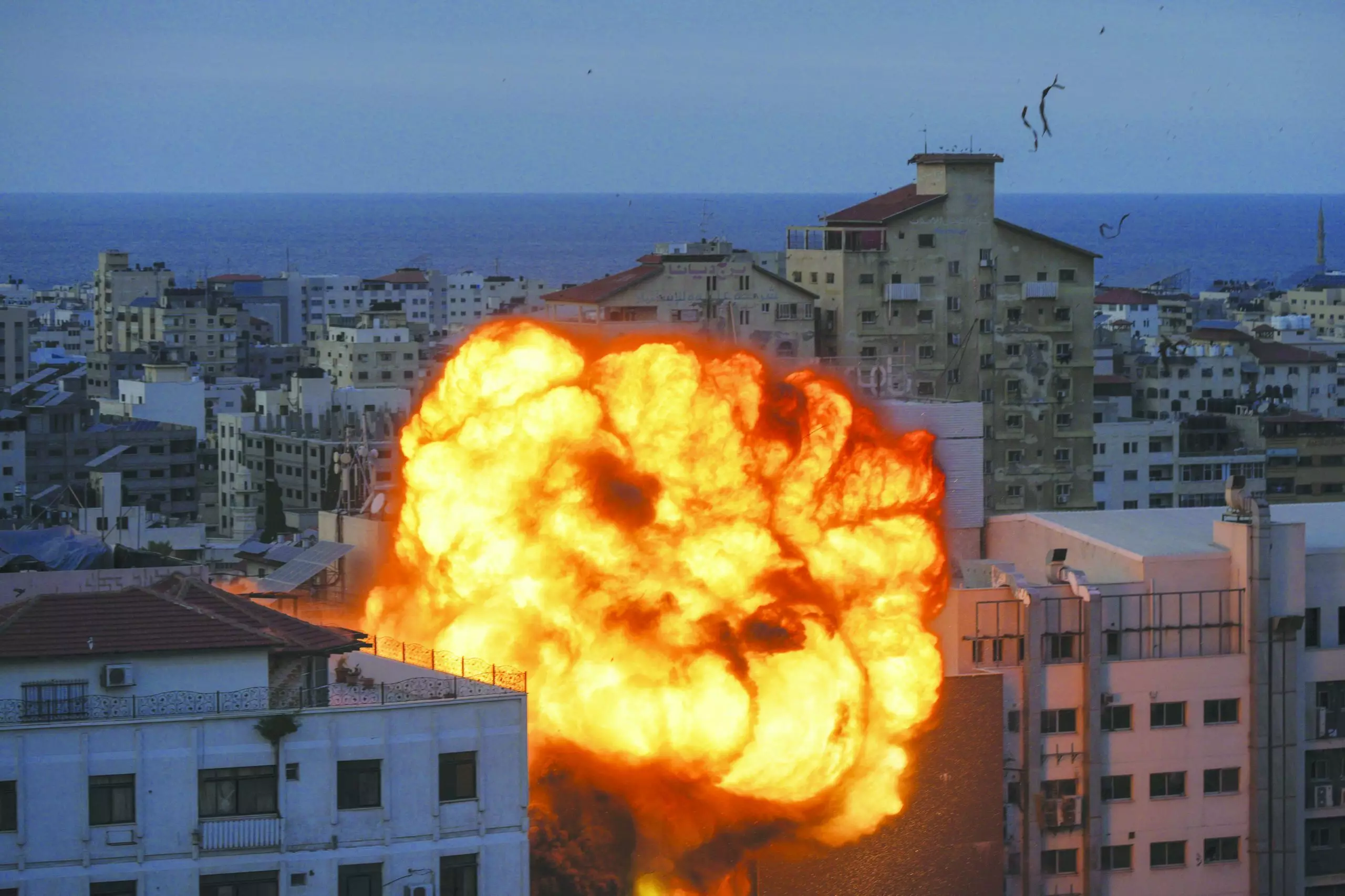 Xan Yunis şəhərinə zərbələr endirilib