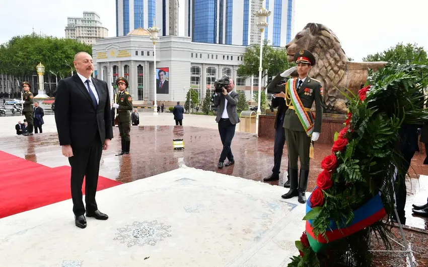 Prezident  Düşənbədə İsmoili Somoni abidəsini ziyarət edib