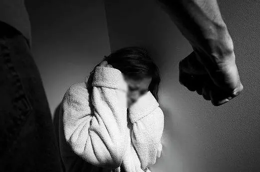 Nyu-Yorkun küçəsində kişi 72 yaşlı asiyalı qadını yumruqla vurub