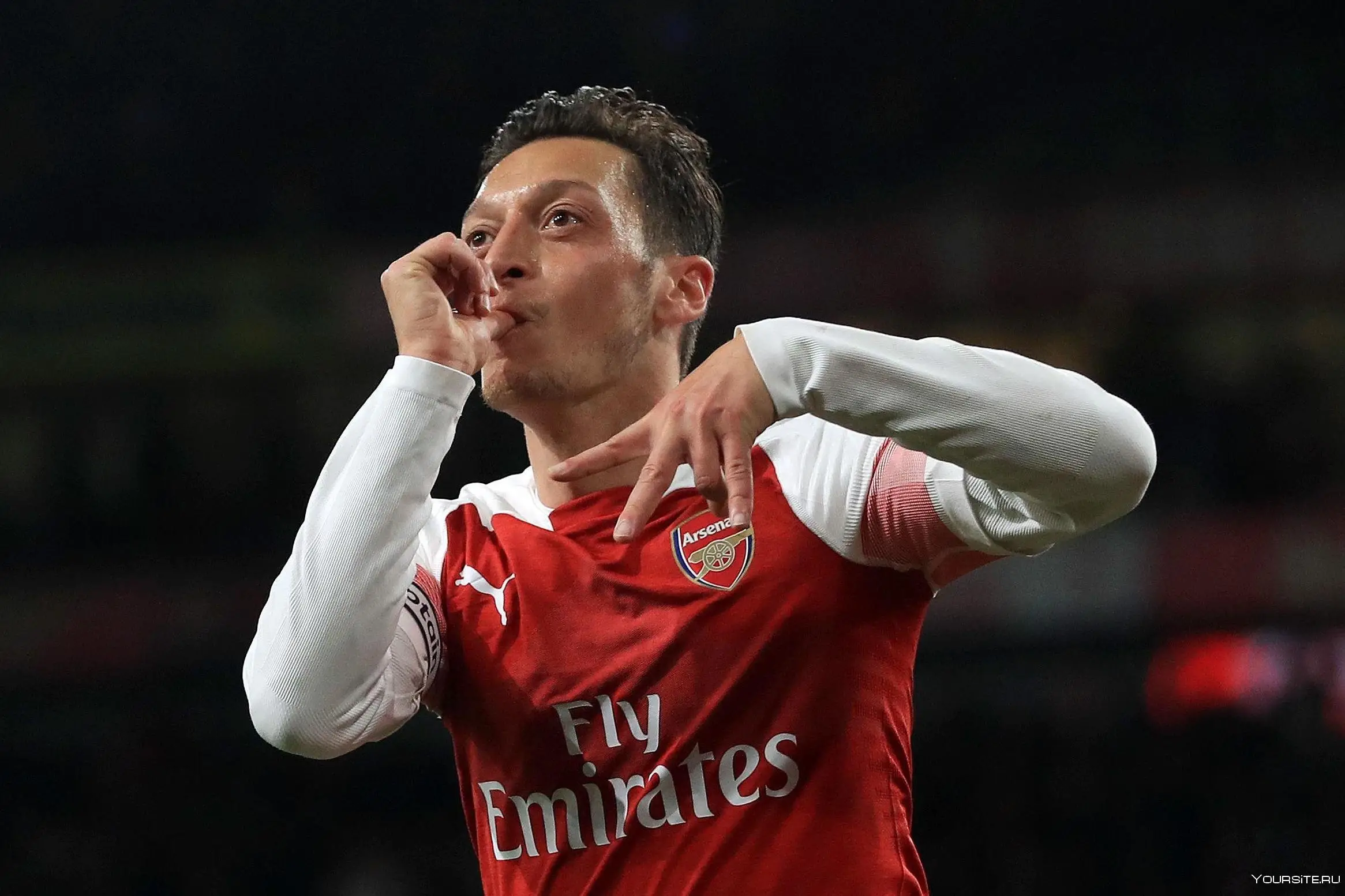 Mesut Özil karyerasını başa vurduğunu açıqlayıb