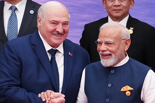 Modini ölkəsinə dəvət etdi