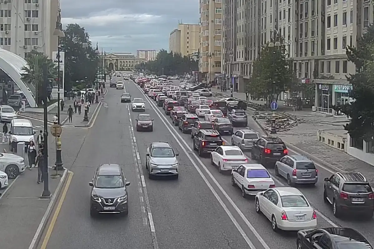 Paytaxt yolllarında svetoforlara “yaşıl dalğa” rejimi tətbiq edilib