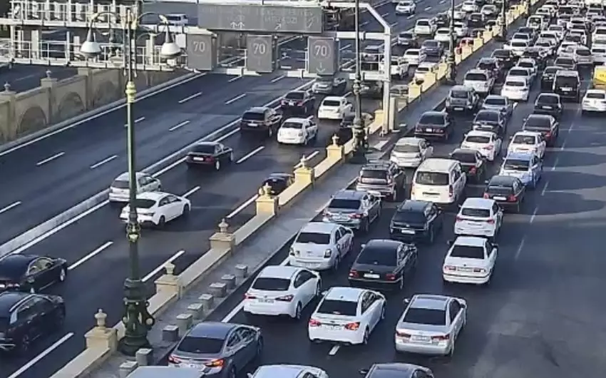 Bakının bir çox yollarında tıxac müşahidə edilir