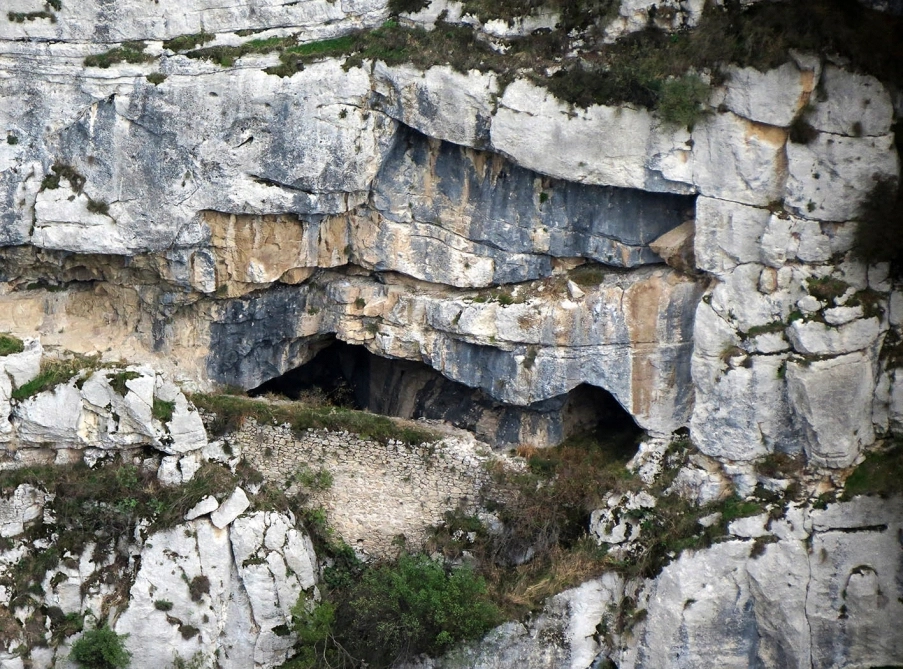 Zəlzələdə evi dağılan kişi mağarada məskunlaşdı