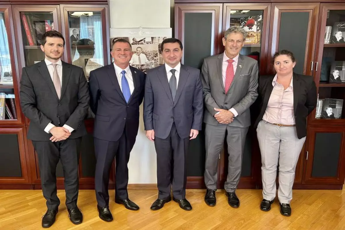 Prezidentin köməkçisi İsrail nümayəndə heyəti ilə görüşüb