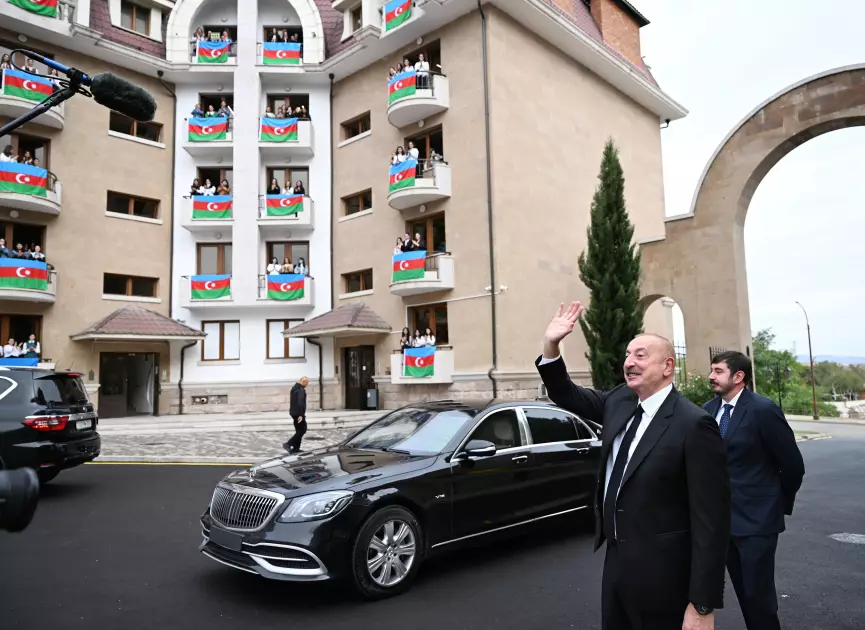 Prezident Qarabağ Universitetinin tələbə yataqxanasında olub