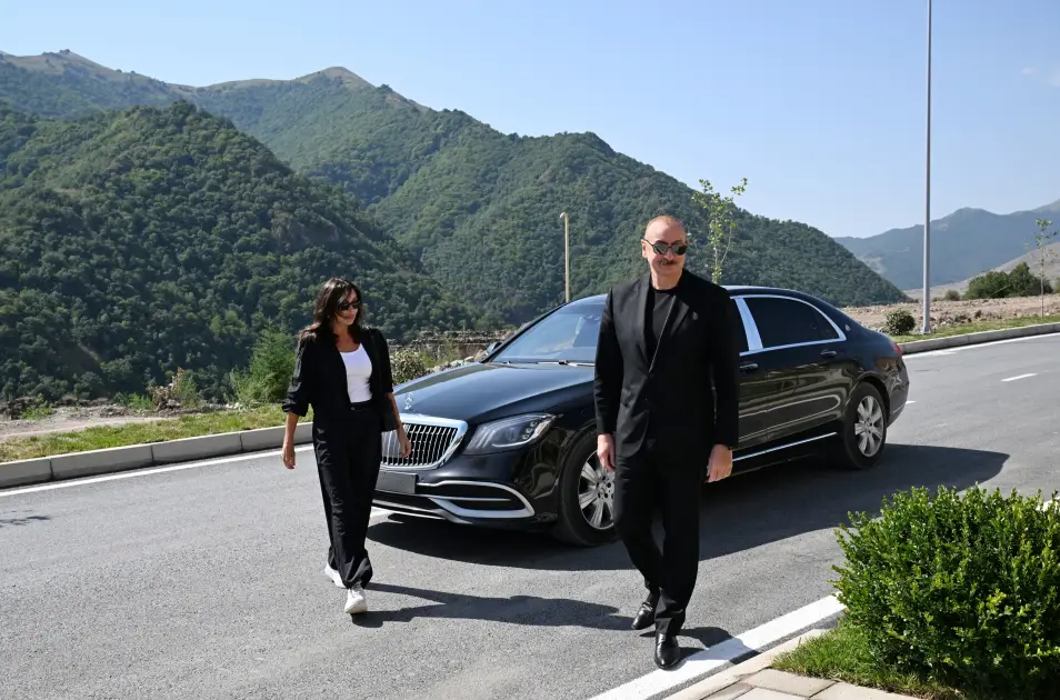 İlham Əliyev Kəlbəcər şəhərinin sakinləri ilə görüşüb, onlara mənzillərin açarlarını təqdim edib - YENİLƏNİB