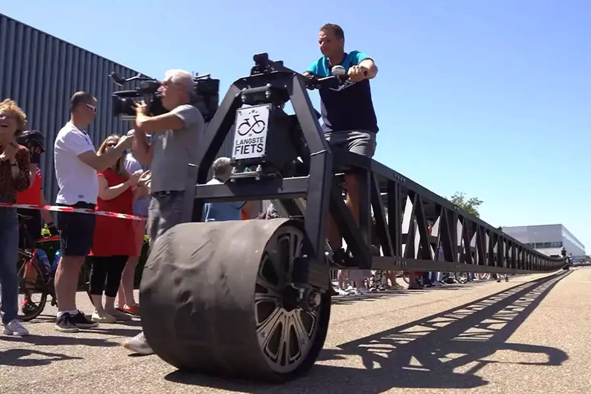 Hollandiyalı mühəndislər dünyanın ən uzun velosipedini yaradıblar