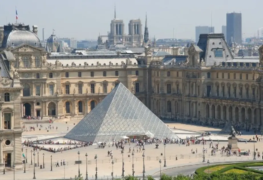 Həmin muzeyin pəncərəsi turistlərin marağına səbəb oldu