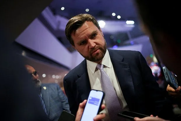 Дональд Трамп в шутку пригрозил вице-президенту: «Сделаю тебя пресс-секретарем»