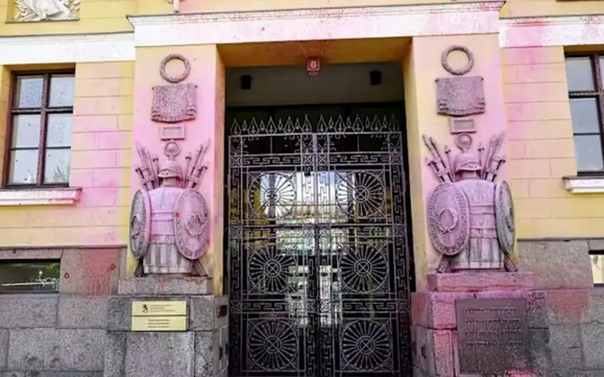 Helsinkidə Müdafiə Nazirliyinin binası çəhrayı rəngə boyanıb