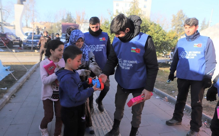 Azərbaycan könüllüləri zəlzələdən zərərçəkən uşaqlara dəstək göstərir